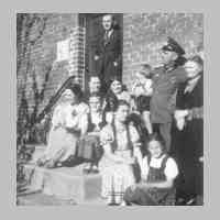 005-0063 Sommer 1938. Familienfoto der Familie Zuehlsdorff auf der Treppe vor dem Forsthaus .JPG